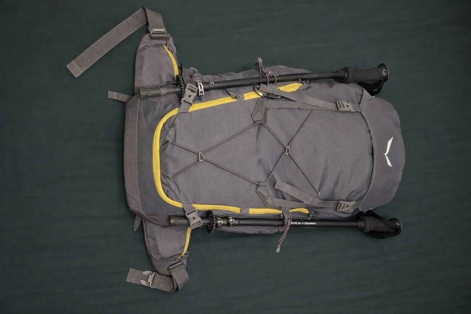 Spakowany plecak na szlak długodystansowy z namiotem