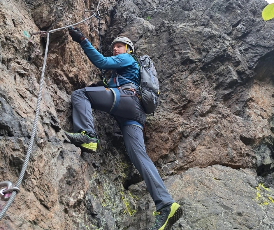 Via ferrata - przepinanie karabinka