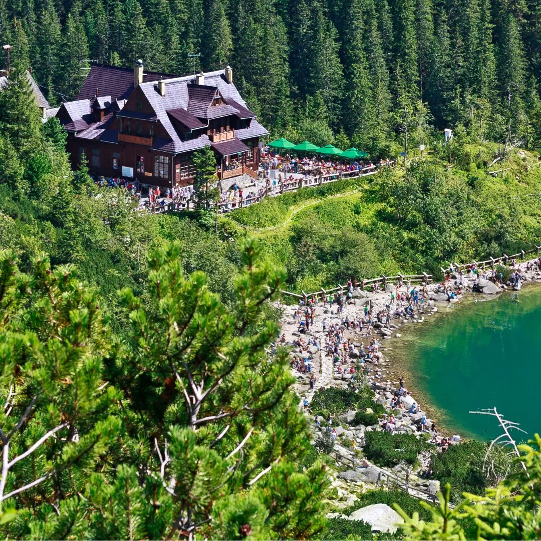 Schroniska w Tatrach – więcej niż nocleg. Krótkie kompendium dla tych, którzy chodzą w góry świadomie